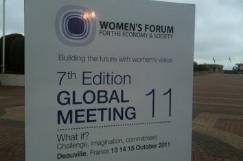 Affichage à l'entrée du women's forum 2011